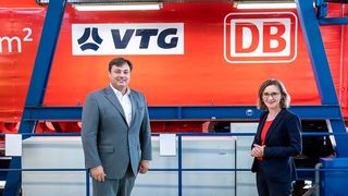 Heiko Discher, Vorrstandsvorsitzender von VTG, und Dr. Sigrid Nikutta, Vorstandsvorsitzende der DB Cargo (v. l.), bei der Premiere des neuen Waggons. (Deutsche Bahn)