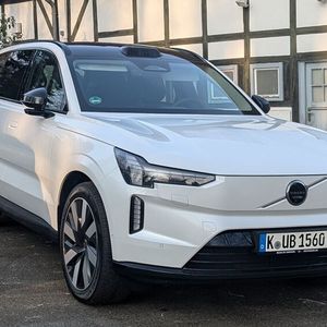 Das Design des EX90 ist gelungen: Das Luxus-SUV wirkt elegant statt wuchtig.(Bild:  Mauritz – VCG)