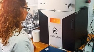 SLS-Drucker gibt es einige am Markt. Wir bieten Ihnen einen Überblick. Für Einsteiger eignet sich womöglich der SLS-Bausatz Sintratec. (Sintratec)