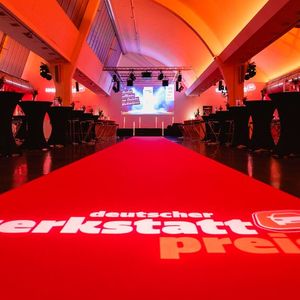 Für die freien Werkstätten rollt »kfz-betrieb« einmal im Jahr den roten Teppich aus – Bühne frei für den Deutschen Werkstattpreis! (Bild: Stefan Bausewein)