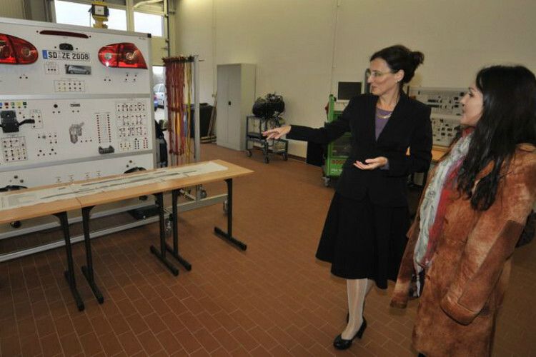 Friedericke Tanzeglock (li.), Geschäftsführerin der Vestischen Innung, erläutert einer Besucherin die Ausstattung des neuen Bildungszentrums. (Foto: Zietz)