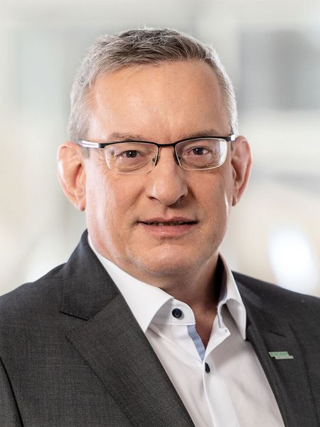 Dr. Meinrad Lugan ist auf der BV-Med-Mitgliederversammlung in Berlin als Vorstandsvorsitzender des Medizintechnik-Verbandes für zwei weitere Jahre wiedergewählt worden. Er ist Vorstand bei B. Braun und übernahm im April 2007 den BV-Med-Vorsitz. (B. Braun)