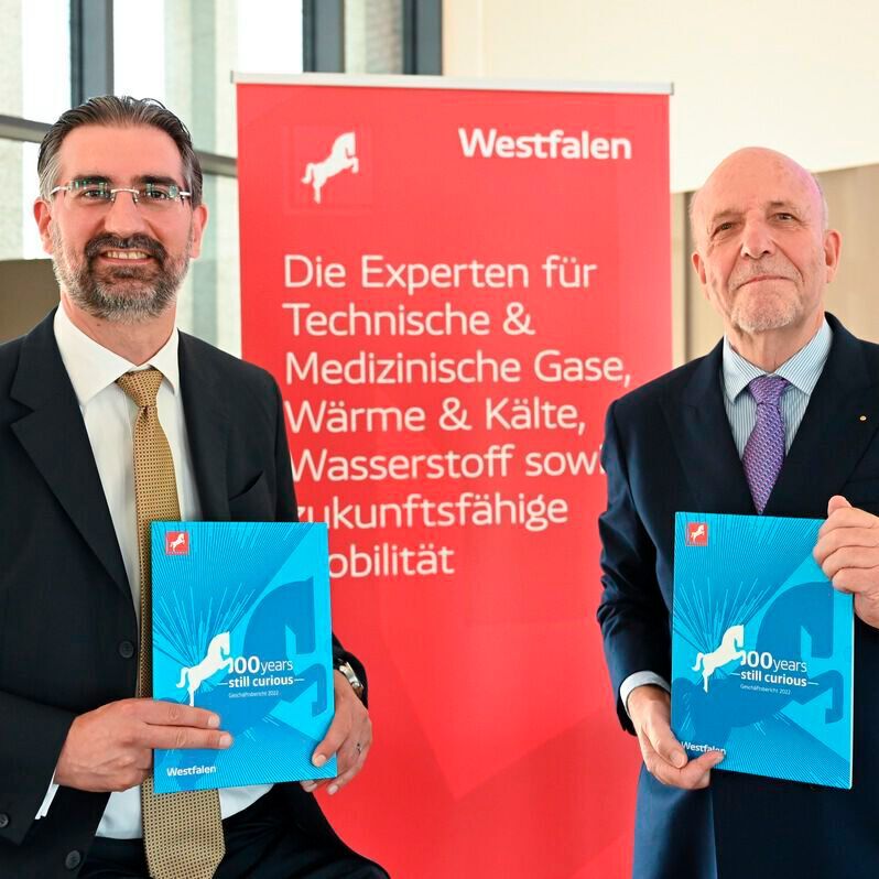 Dr. Thomas Perkmann (l.) und Wolfgang Fritsch-Albert freuen sich über die positive Entwicklung der Westfalen Gruppe, die nun auch im neuen Geschäftsbericht dokumentiert ist.