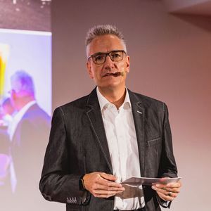 »kfz-betrieb«-Chefredakteur Wolfgang Michel eröffnete den Abend und betonte:  „Alle zehn ausgezeichneten Betriebe setzen Maßstäbe für das gesamte Kfz-Gewerbe und zeigen anderen Werkstätten, was möglich ist.“(Bild:  Stefan Bausewein)