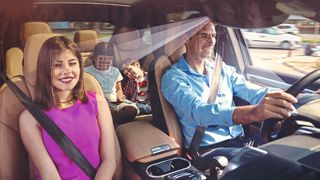 Der rechteckige Strahl der IR-LED Oslon Black mit 940 nm entspricht dem Sichtfeld
von Fahrzeugkameras. Damit lassen sich Fahrer und der Innenraum von Fahrzeugen überwachen. (Bild: AMS Osram)