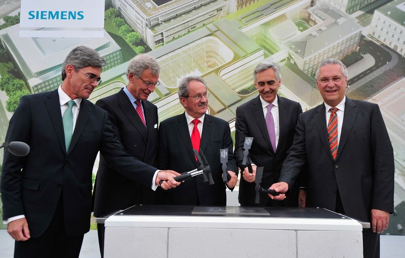 Joe Kaeser, CFO der Siemens AG, Gerhard Cromme, Ausichtsratsvorsitzender der Siemens AG, Oberbürgermeister Christian Ude, Siemens CEO Peter Löscher und Innenminister Joachim Herrmann (v.l.n.r) verschließen gemeinsam den Grundstein mit der gravierten Abdeckplatte. (Siemens/Lennart Preiss)