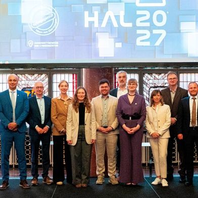 Launch von HAL2027 im Wappensaal des Berliner Roten Rathauses: Beteiligte, Unterstützer und Mitglieder des Preisgerichtes freuen sich auf spannende Einreichungen zum cybersicheren Verwaltungsarbeitsplatz der Zukunft.  (Bild: Cyberagentur)