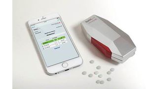 Der Smart Drug Dispenser integriert neue Funktionen in ein Gerät, das die zunehmend technikaffinen Patienten längst benutzen: das Smartphone. (Bild: Balda Healthcare)