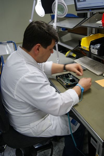 Bevor es in den Versand geht, macht ein Mitarbeiter einen abschließenden Funktionstest bei dem Lancom-Router. (Bild: IT-BUSINESS/Sarah Maier)