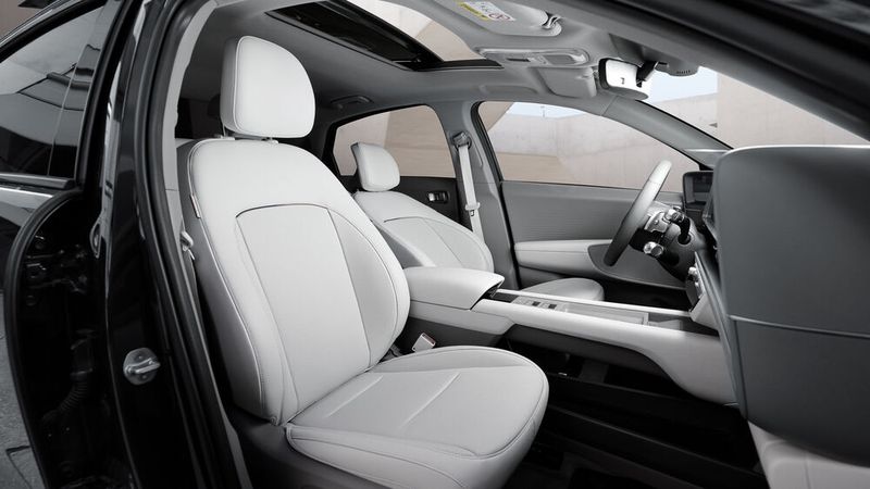 Das Platzangebot auf den Vordersitzen ist üppig. (Bild: Hyundai)