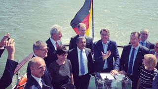 Für die chemische Industrie ist der Rhein die wichtigste Binnenwasserstraße. Gemeinsam mit dem Bundesverkehrsministerium und etlichen anderen Verbänden hat sie daher einen 8-Punkte-Plan erarbeitet, der künftig zuverlässig kalkulierbare Transportbedingungen am Rhein sicherstellen soll.  (BMVI)