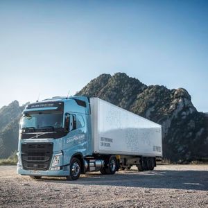 Die Lkw mit Flüssiggas (LNG) von Volvo Trucks sind mit 1.000 Kilometern Reichweite schon jetzt für den Fernverkehr geeignet.(Bild:  Volvo)