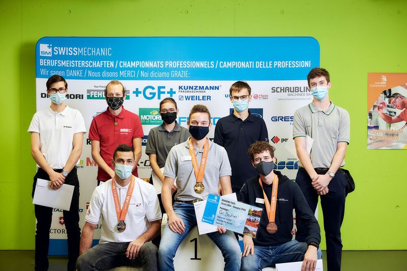 Mauro Schwegler, Gil Beutler und Lukas Bircher (vordere Reihe) sowie die restlichen TeilnehmerInnen bei der Siegerehrung, Swissmechanic, Polymechaniker/in EFZ, Automation,  (Bild: © Manu Friederich)