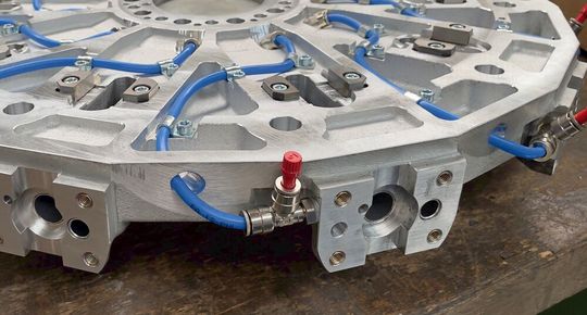 Sollen Loßgrößen zwischen eins und 50 prozesssicher gefräst werden, empfiehlt Arno Werkzeuge den Griff zu möglichst flexiblen Fräswerkzeugen, die auch für diverse Werkstoffe einsetzbar sind. Diesen Tipp hat das Unternehmen Kneer-Mechanik jetzt beherzigt ...(Bild:  Arno Werkzeuge)