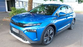 Der Elroq ist das zweite E-Modell von Skoda. Wie schon der Enyaq zeigt der Elroq solide Fahrleistungen und lädt mit einem unaufgeregt-praktischen Innenraum zum Einstieg ein. (Bild: Grimm – kfz-betrieb)