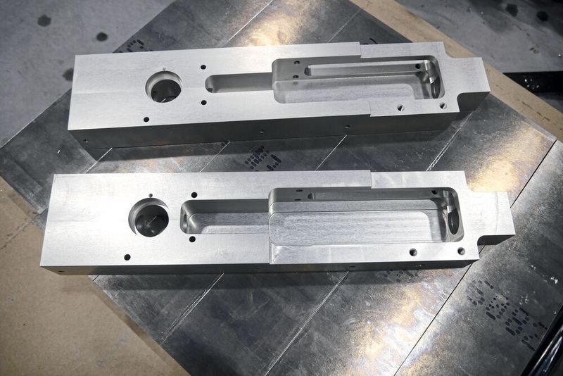 Auf der Acura 65 EL werden vollautomatisch Aluminiumteile für Verpackungsmaschinen gefertigt. Die kleinsten Teile liegen bei Massen von 50 x 50 x 80 mm, die grössten Teile können bis zu 700 mm lang sein. (Hedelius)