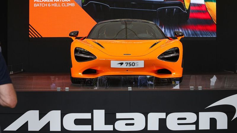 Auch McLaren setzt auf Pirelli als Reifenlieferant. Beide Unternehmen verbindet eine umfangreiche Erfahrung auf der Rennstrecke. Eines der Ergebnisse der engen Zusammenarbeit zwischen beiden sind die Reifen, ... (Bild: Bakerstreet snc)