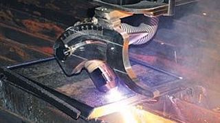 Mit dem Fünf-Achs-CNC-Schneidkopf gelingt das Fasenschneiden via Plasma- oder Autogentechnik unter vollem Kollisionsschutz in einem Winkelbereich von 0 ° bis 45 °. Optinonal kann er bis 60 ° erweitert werden. (Bild: Kaast)