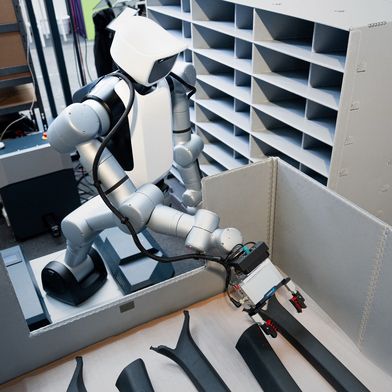 At the Production Lab, where Audi tests future technologies for production and logistics, mobile humanoid robots from Agile Robots retrieve parts from material bins and place them in sequence carts. (Audi AG)