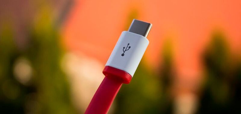 Der USB4-Standard soll künftig auf den USB-Type-C-Stecker setzen und nicht nur kompatibel zu bisherigen USB-Spezifikationen, sondern auch zu Thunderbolt 3 sein. Anders als bisher angenommen soll das 40 Gbit/sec schnelle Kommunikationsprotokoll nicht zwangsläufig in USB4-Geräte und -Kabel integriert werden. Der USB4-Standard soll künftig auf den USB-Type-C-Stecker setzen und nicht nur kompatibel zu bisherigen USB-Spezifikationen, sondern auch zu Thunderbolt 3 sein. Anders als bisher angenommen soll das 40 Gbit/sec schnelle Kommunikationsprotokoll nicht zwangsläufig in USB4-Geräte und -Kabel integriert werden.