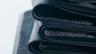 Fußmatten im Full-Service von Mewa: Die Fußmatten werden in regelmäßigen Abständen zu vereinbarten Terminen abgeholt, gewaschen und sauber wieder angeliefert. (Mewa)