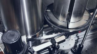 Experimenteller Aufbau zur Umsetzung der lokalen Hochleistungs-laserinduzierten Pyrolyse eines gewickelten Composite-Ringes. (Bild: Fraunhofer EMI)