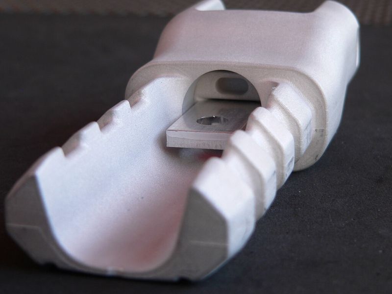 Die Halterung der Zugfeder des Gelenkarms ist raffiniert verdeckt integriert. (Proto Labs)