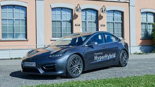 Hyper Hybrid heißt ein von Obrist umgebauter Tesla Model 3, der den Elektroantrieb mit einem Verbrennungsmotor kombiniert. (Bild: Obrist/Studio22 - Marcel Hagen)