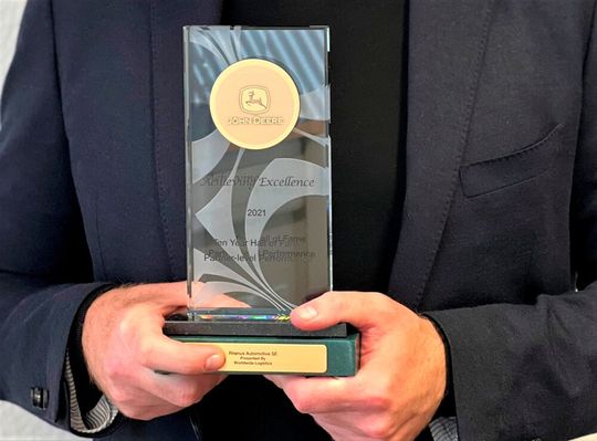John Deere hat den Logistikdienstleister Rhenus Automotive in diesem Herbst sozusagen gleich mit zwei Awards in einem bedacht! Und zwar mit der Auszeichnung „Achieving Excellence – Partner Level Status“, gepaart mit „10 Years Hall of Fame – Achieving Excellence“.(Bild:  Rhenus-Gruppe)