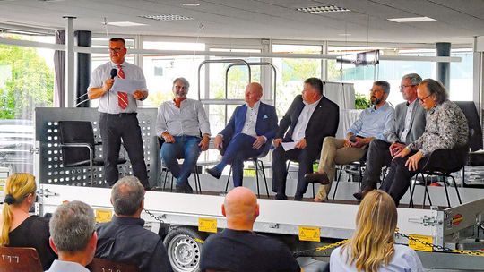 Podiumsdiskussion mit Branchenexperten in der Bliesgau-Garage in Blieskastel: (v. l.) Andreas Isepp, Martin Bitsch, Armin Gehl, Jeffrey Kilian, Niklas Burmester, Werner Steber und Udo Schmidt.(Bild:  Zietz – »kfz-betrieb«)