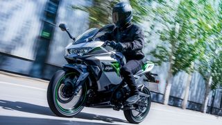 Mit der „Z e-1“ nimmt Kawasaki Kurs auf das Elektrozeitalter. (Bild: Kawasaki)