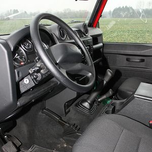 Bei aller äußeren Größe geht es vorne eng zu. Die Sitze sind sehr nah an die Tür gerückt, was im Gelände natürlich nur vorteilhaft ist.(Foto:  auto-medienportal.net)