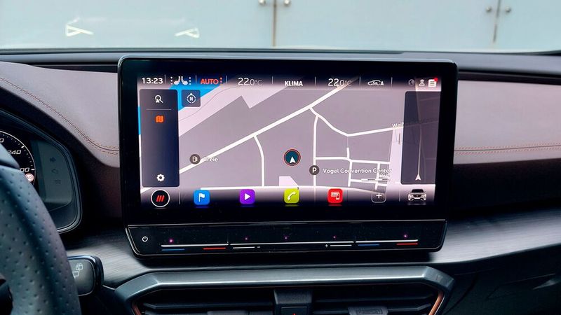 8: Das Infotainment: Das zwölf Zoll große Infotainment-System mit Touchscreen basiert auf der MIB3-Plattform von Volkswagen und ermöglicht die Nutzung von verschiedenen onlinebasierten Funktionen und Dienstleistungen. Optisch wirken die farbigen Symbole etwas zu verspielt und bunt im stilvollen Interieur des VZ5 Taiga Grey. Die Bedienung ist zudem nicht immer selbsterklärend. Lobend hervorzuheben ist indes das Soundsystem von Beats. (Bild: Rosenow – »kfz-betrieb«)