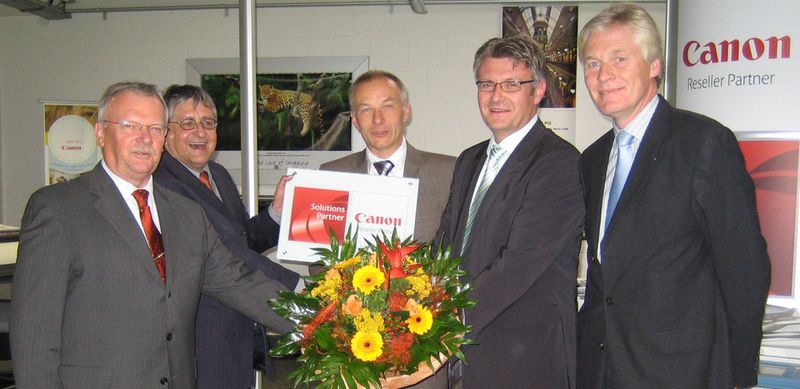 Das Bild zeigt (von links) Friedemann Grams, Area Manager bei Canon, Auditleiter Jürgen Engel von Hippocampus sowie Bruno Winkler, Vertriebsleiter Technik, Joachim Walke, Technischer Leiter und Vertriebsleiter Michael Ruhnau (alle König Bürotechnik) bei der Akkreditierung. (Archiv: Vogel Business Media)