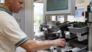 Das Assistenzsystem Activeassist soll den Mitarbeiter am manuellen Arbeitsplatz bei der variantenreichen Montage unterstützen. (Bild: Bosch Rexroth)