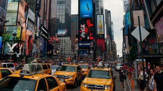 Für viele New Yorker Taxifahrer ist die derzeitige Situation existenzbedrohend. (Bild: Times Square and New York taxis / Kristina D.C. Hoeppner / CC BY-SA 3.0)