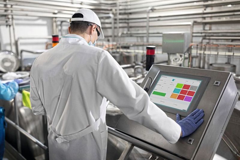 Data collected on the shop floor is made available by the integration platform wherever it is needed. (Image: ©MPDV; Ivan Traimak - adobe.stock.com)