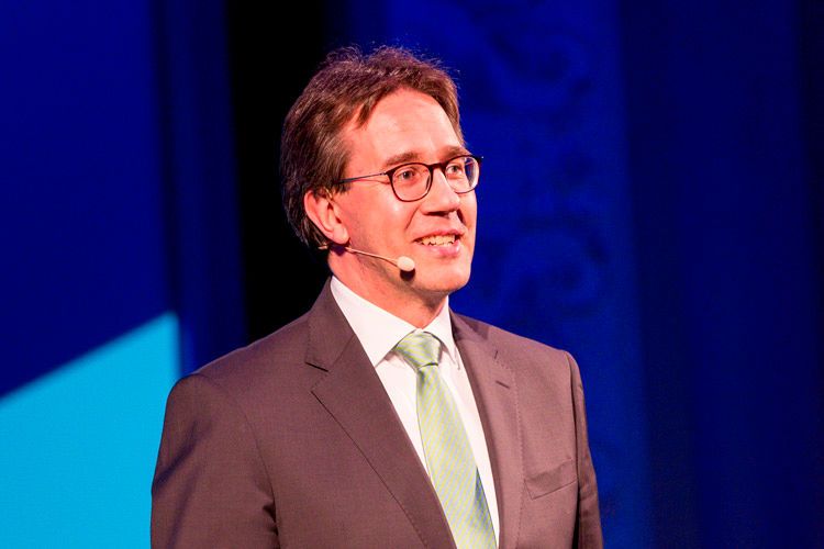 Die Preise vergaben Andreas Biehler, Leiter Entwicklung Vertriebswege und Kundenbeziehungen,... (Foto: BMW)