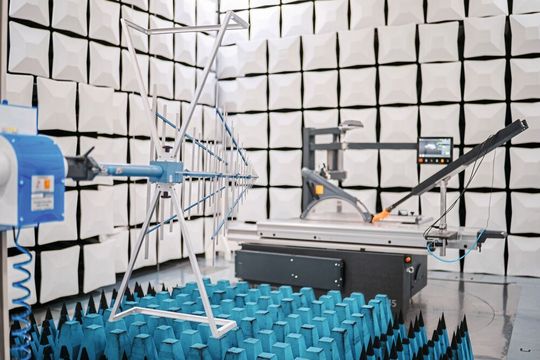 In der EMV-Messkammer von NMi Testlab werden elektronische Systeme auf Störaussendungen und Störfestigkeit geprüft.(Bild:  NMi Testlab)