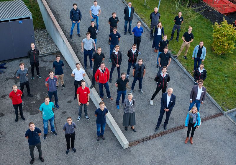 Alle Teilnehmerinnen und Teilnehmer sowie Experten der Swissmechanic Polymechaniker/in SwissSkills 2020.  (Bild: © Manu Friederich)