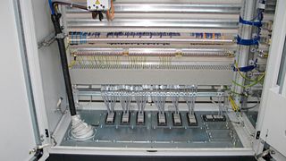 Eine Abdichtung mit Modulplatten hält Schaltschränke sauber. (Lohmeier)