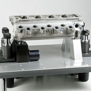 Als Einsatzbeispiel für elektromechanische Spannelemente der E-TEC-Serie zeigt Roemheld am Stand eine mit hydraulikfreien Komponenten gespannte Zylinderkopfvorrrichtung.
