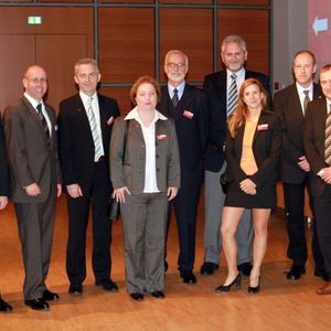 Auf dem Team-Logistikforum 2009 referierten (v.l.) Frank Zscherlich (Team), Peter Bimmermann (Vanderlande Industries), Michael Baranowski (Team), Monika Walter (Team), Prof. Rüdiger Preuß (FH Osnabrück), Prof. Günter Truszkiewitz (XMC Management Consultants), Heidi Kupke (Silverstroke), Jörg Olschewski (Team), Mark Vogt (Mlog Logistics) und Andreas Starck (Eisbär Eis). Bild: Vogel
