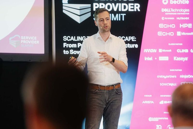 Henrik Hasenkamp von contabo gab Einblicke, wie KI im Kundensupport tatsächlich funktioniert. (Bild: Werbefotografie Emme)