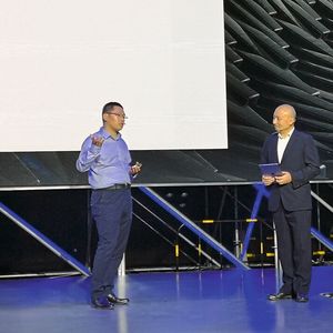 Dongxu Yang (links) vom chinesischen Fahrzeughersteller FAW zeigte, wie in seinem Unternehmen Delmia eingesetzt wird. Rechts: Ying Zhang von Dassault Systèmes.