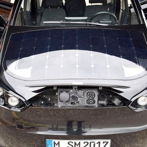 Die Solarzellen schaffen maximal 1,2 kW Ladeleistung.(Bild:  Jan Rosenow)