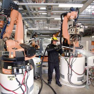 Mit dem neuen Trocken­eis-Strahlgerät «IB 7/40 Adv» von Kärcher kann man umweltfreundlich und schonend Oberflächen entschichten, entlacken und entgraten.