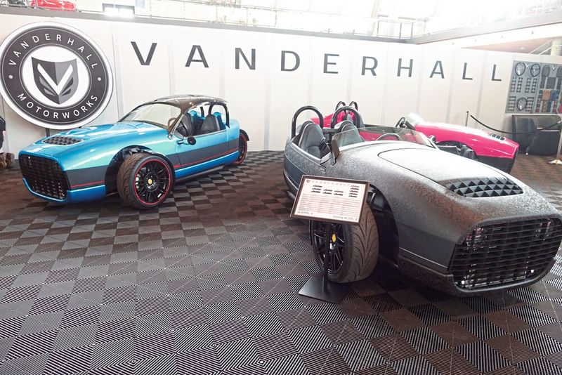 Typisch Retro Classics: Auch zahlreiche moderne Fahrzeuge gab es wieder zu sehen, wie die der noch jungen Marke Vanderhall aus den USA. (Bild: Dominsky/»kfz-betrieb« )