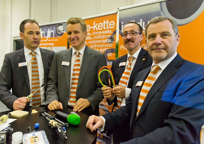 Basis für die Neuheiten bilden Forschung und Entwicklung: Von links nach rechts: Stefan Niermann, Leiter Geschäftsbereich drylin Lineartechnik, Frank Blase, Geschäftsführer, Rainer Rössel, Leiter Geschäftsbereich chainflex-Leitungen, Gerhard Baus, Prokurist Leiter Geschäftsbereich e-kettensysteme. (Bild: Igus)