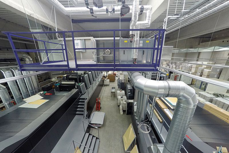 Die gesamte Anlagentechnik befindet sich auf einer Stahlkonstruktion über den jeweiligen Druckmaschinen und ist somit platzsparend angeordnet. (Bild: LK Metallwaren)